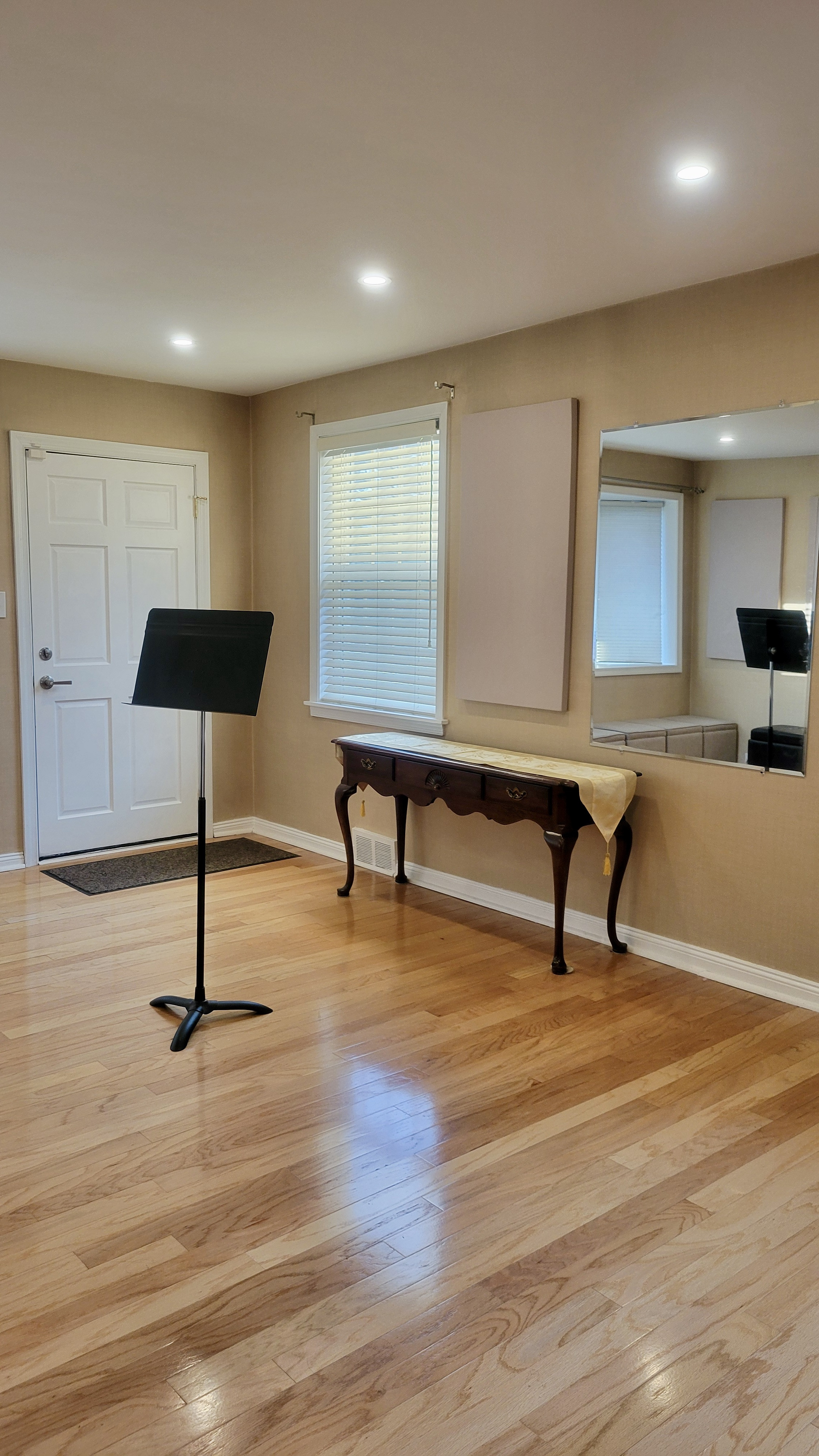 The IKM violin studio, featuring a mirror