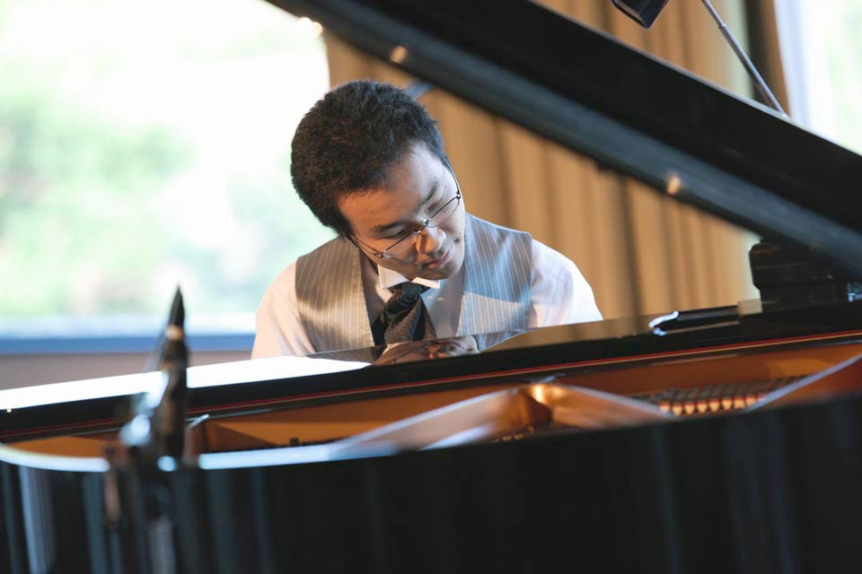 Akira Ikegami playing the piano
